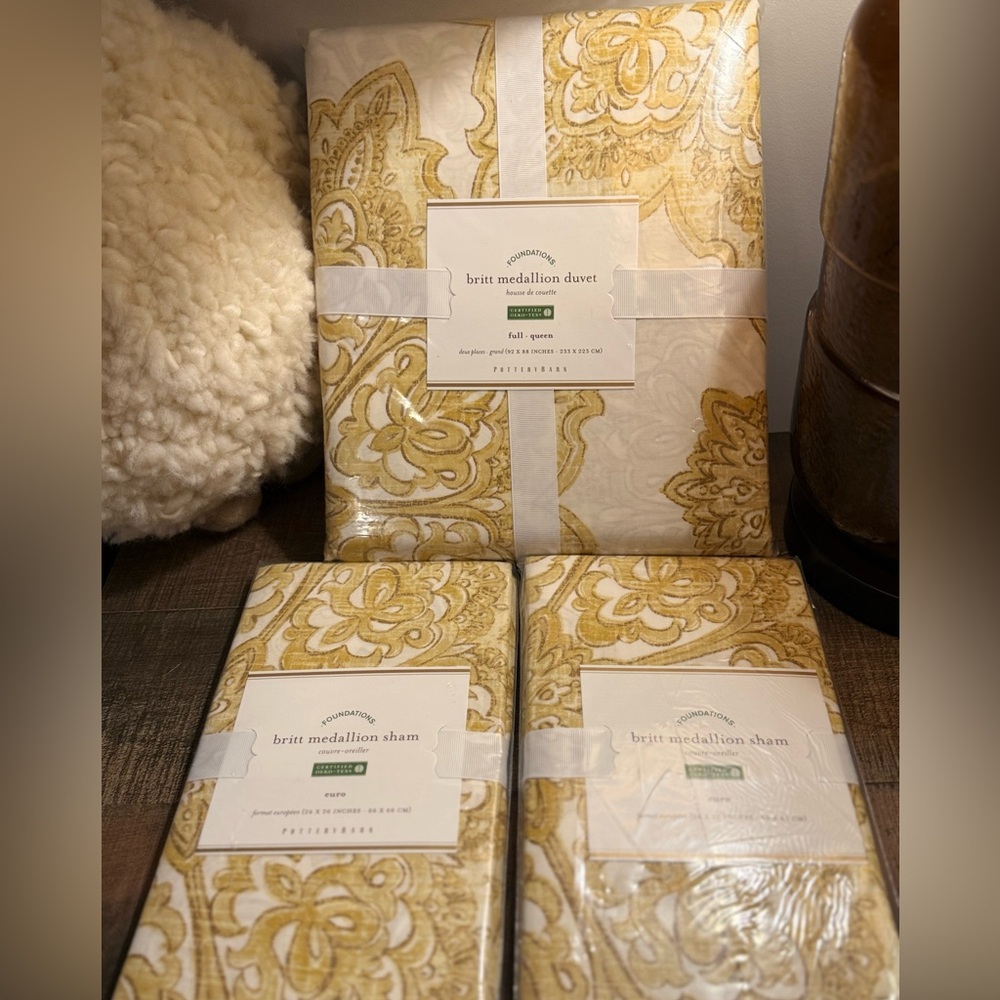 New Pottery Barn Britt Medallion F/Q Duvet Cover & Euro Sham Set, Gold/White